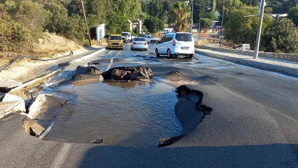 Bodrum'da yaz seli! Yine su hattı patladı