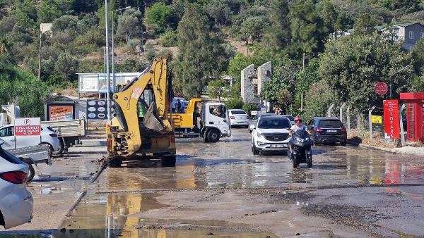Bodrum'da yaz seli! Yine su hattı patladı