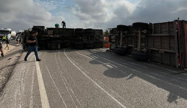 Canlı tavuk yüklü kamyon, otomobille çarpıştı