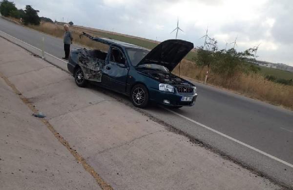 Canlı tavuk yüklü kamyon, otomobille çarpıştı