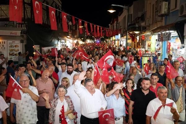 Çeşme'de 30 Ağustos coşkusuna binlerce kişi eşlik etti