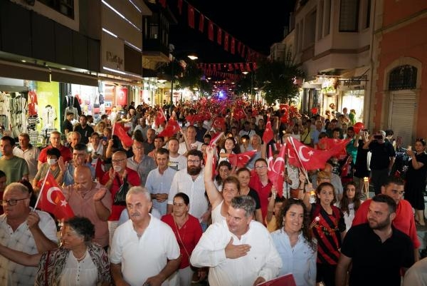 Çeşme'de 30 Ağustos coşkusuna binlerce kişi eşlik etti