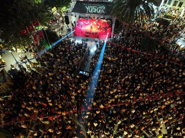 Çeşme'de 30 Ağustos coşkusuna binlerce kişi eşlik etti