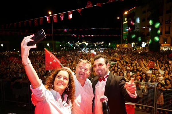 Çeşme'de 30 Ağustos coşkusuna binlerce kişi eşlik etti