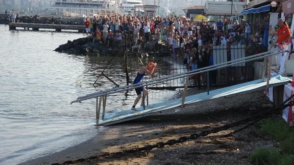 Down sendromlu milli yüzücü, boğazı yüzerek geçti