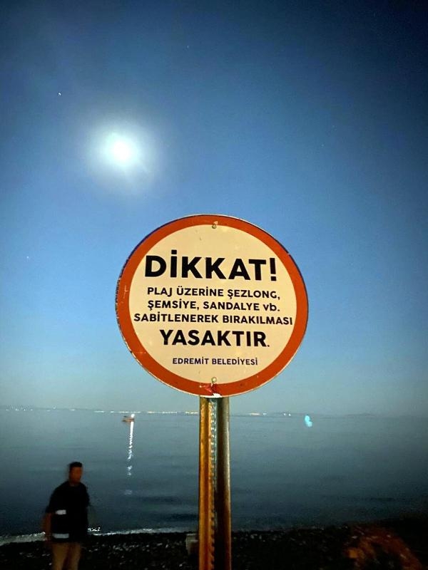 Edremit'te zabıtadan plajda operasyon