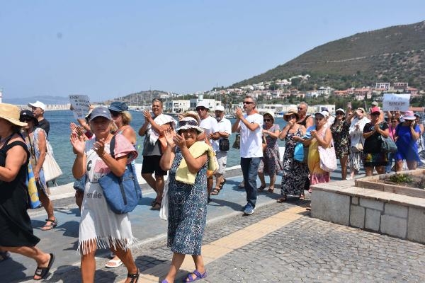 Foça'da kıyı işgaline yönelik 'havlulu' protesto