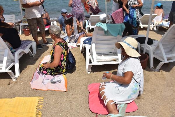 Foça'da kıyı işgaline yönelik 'havlulu' protesto