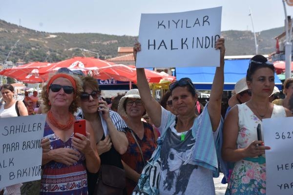 Foça'da kıyı işgaline yönelik 'havlulu' protesto