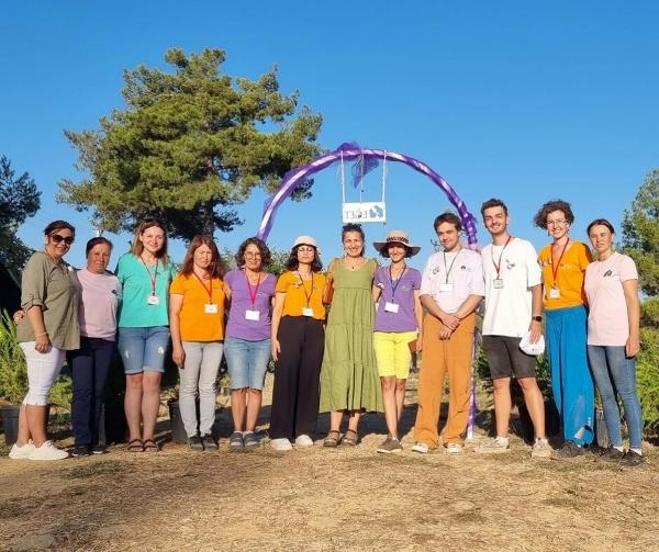 Gönüllülerin dikip hasat ettiği lavantalar öğrencilere burs oluyor