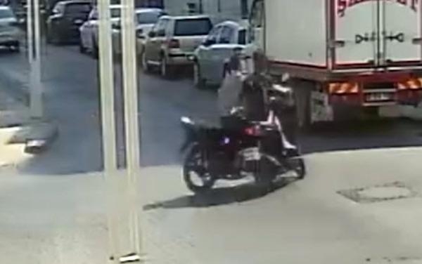 İki motosiklet kafa kafaya böyle çarpıştı