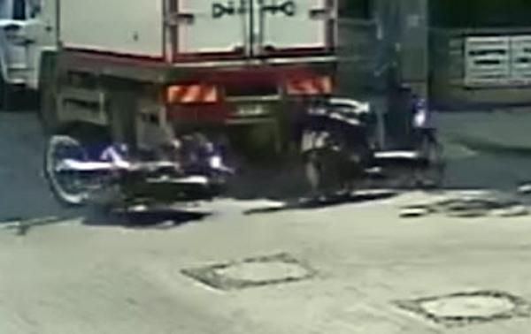 İki motosiklet kafa kafaya böyle çarpıştı
