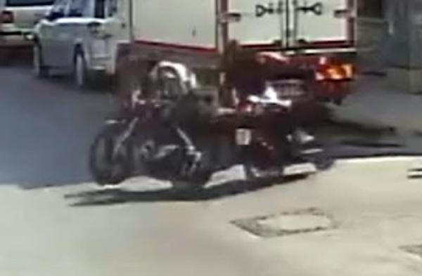 İki motosiklet kafa kafaya böyle çarpıştı
