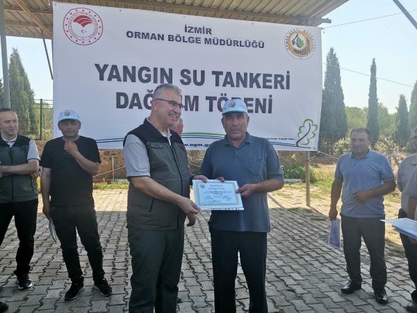 İzmir ve Manisa'da muhtara toplam 24 yangın söndürme su tankerleri dağıtıldı