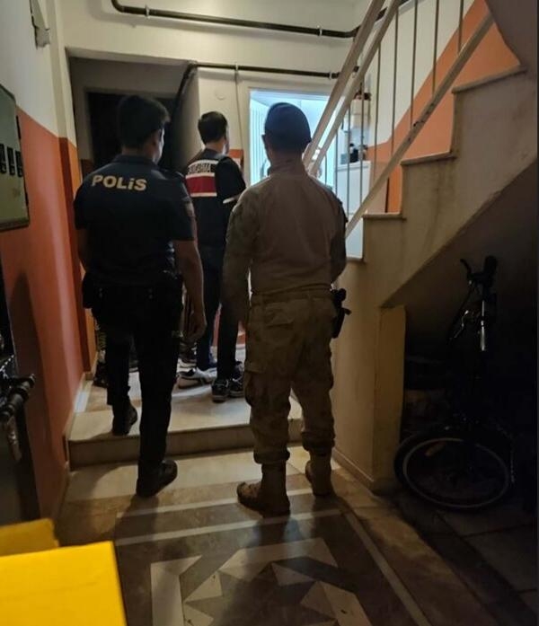 İzmir'de gaybubet evlerine baskın!