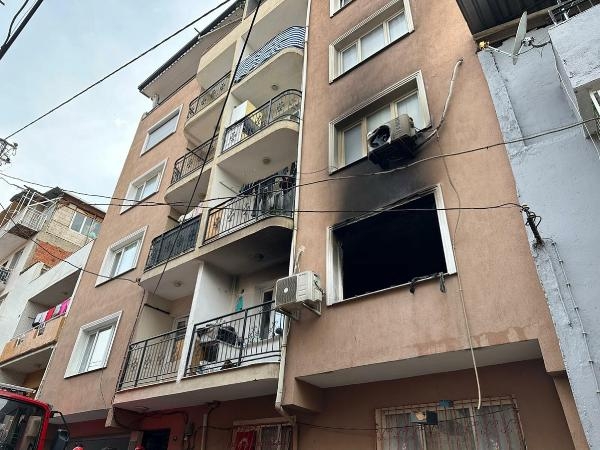 İzmir'de korkulu anlar! Çatıya sığındılar