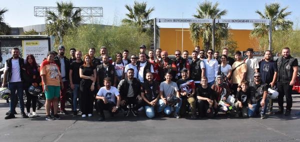 İzmir'de motosiklet ve klasik otomobillerle '30 Ağustos' korteji