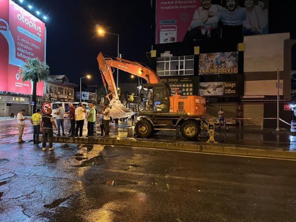 İzmir'de su borusu patladı, cadde kapatıldı