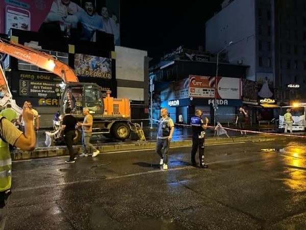İzmir'de su borusu patladı, cadde kapatıldı