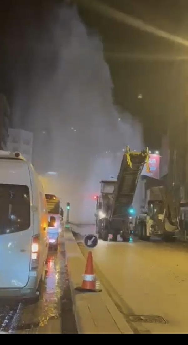 İzmir'de su borusu patladı, cadde kapatıldı
