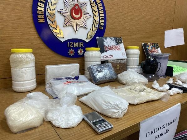 İzmir'de torbacıların kuryesine baskın!
