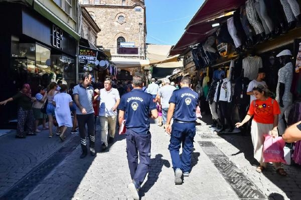 İzmir'de zabıta ekiplerinden çığırtkan ve hanutçu operasyonu