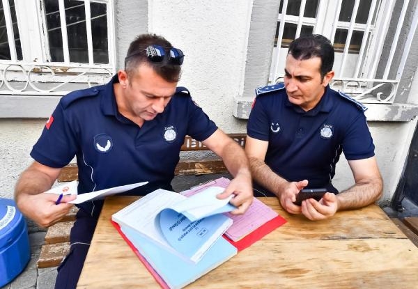 İzmir'de zabıta ekiplerinden çığırtkan ve hanutçu operasyonu