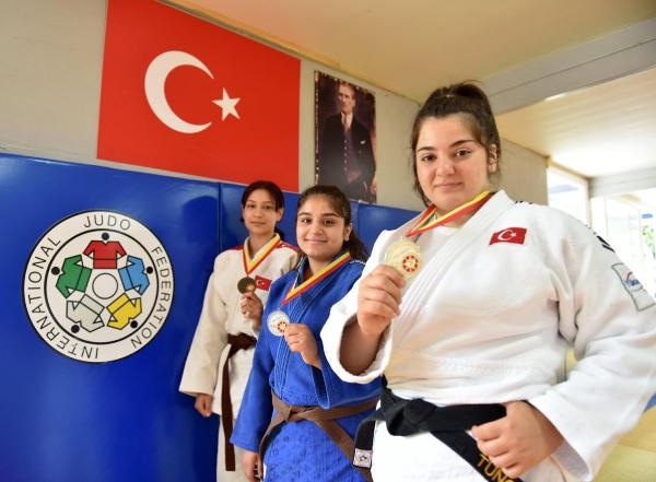 İzmir'in altın kızı Sema! Avrupa'da birinci oldu