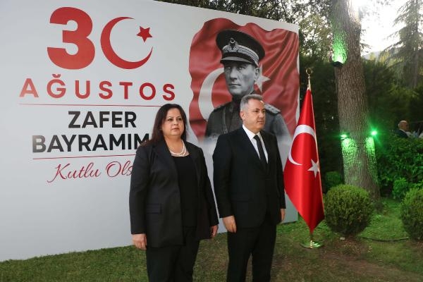 İzmir'in yeni Valisi Dr. Elban'dan 30 Ağustos resepsiyonu