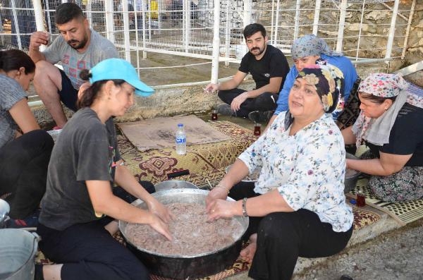 Karacasu'da 741 yıllık gelenekte 50 kazan keşkek dağıtıldı