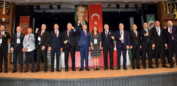 "Karşıyakalılar, bayrakları sandıktan çıkarın"