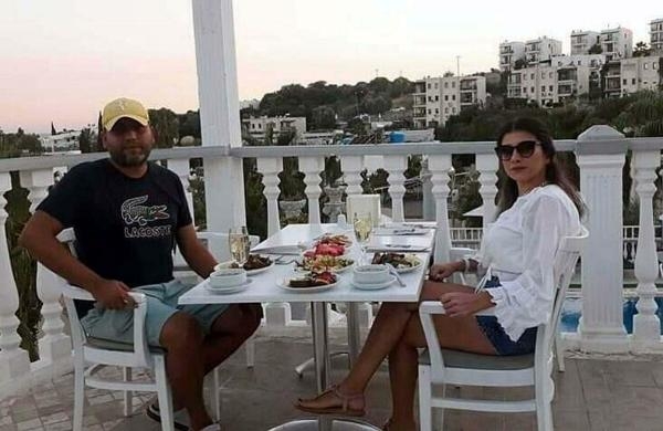 Kızlarının katilini pankartla arıyorlar