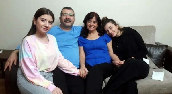 Kızlarının katilini pankartla arıyorlar
