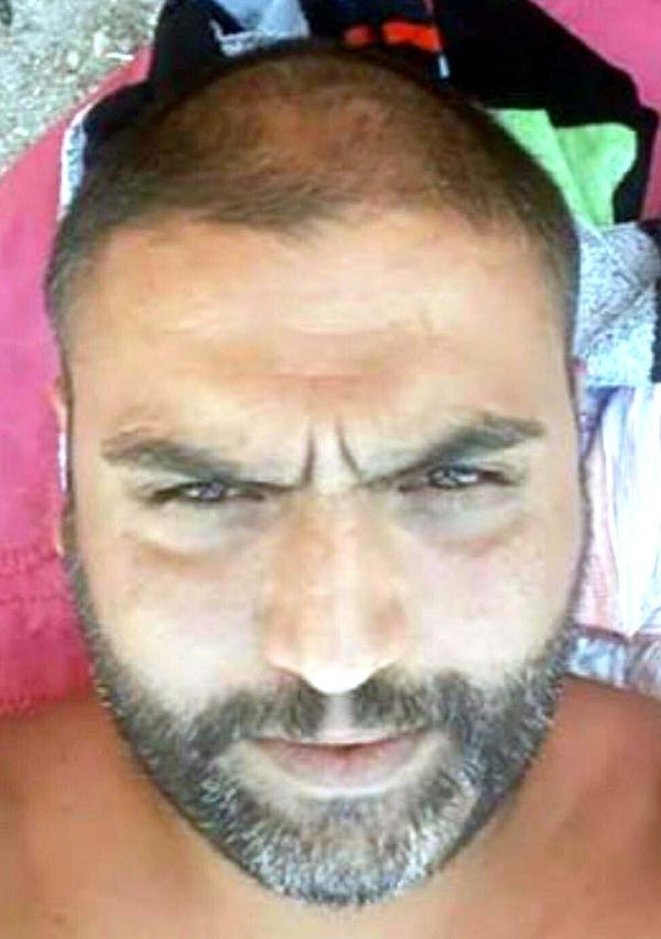 Kızlarının katilini pankartla arıyorlar