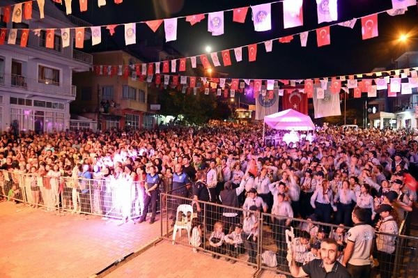 Manisa Demirci'de 'Şimdi 90'lar' konseri düzenlendi