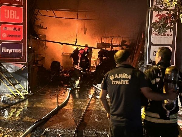 Manisa'da 2 iş yerinin zarar gördüğü yangında, 7 kişi taburcu oldu