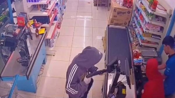Marketi soyan şüpheli, tüfekle kendini vurdu
