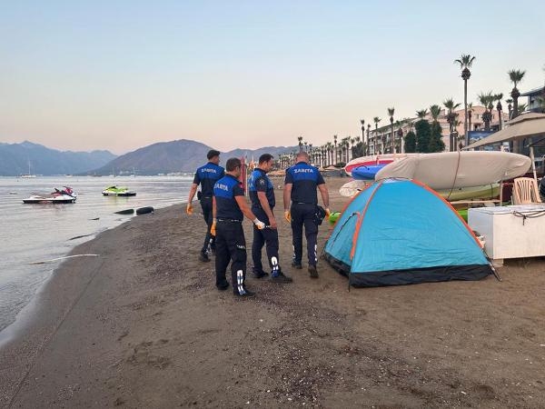Marmaris'te Halk Plajı'nda taş temizliği