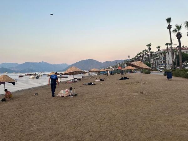 Marmaris'te Halk Plajı'nda taş temizliği