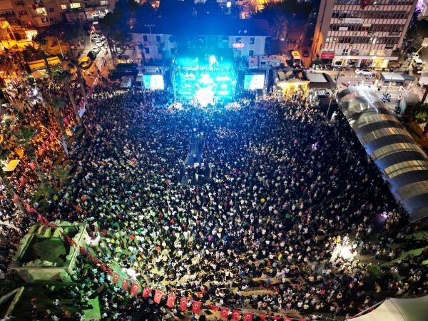 Menemen Belediye Başkanı Pehlivan'dan 'Zafer' dansı