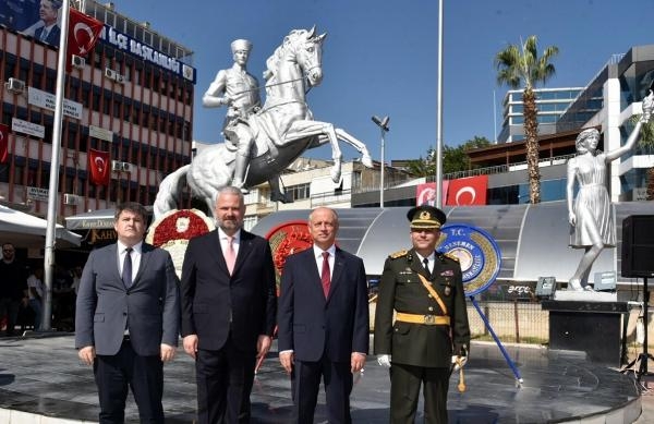 Menemen Belediye Başkanı Pehlivan'dan 'Zafer' dansı