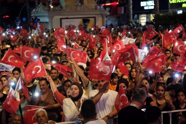 Menemen Belediye Başkanı Pehlivan'dan 'Zafer' dansı