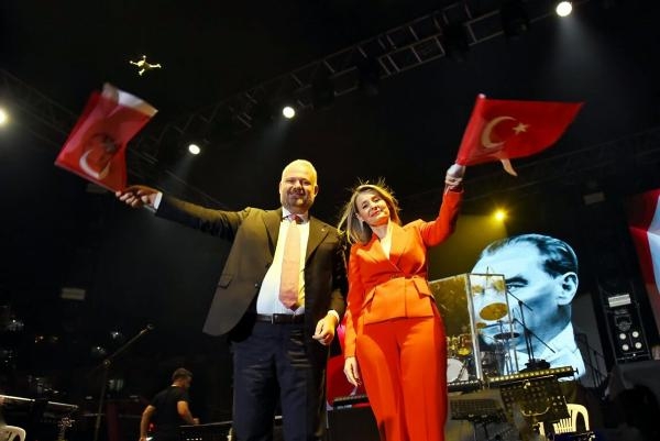 Menemen Belediye Başkanı Pehlivan'dan 'Zafer' dansı