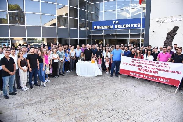 Menemen Belediye Başkanı'na sürpriz doğum günü kutlaması