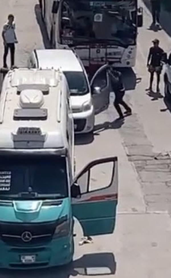 O anlar! Minibüs şoförü bıçakla saldırdı
