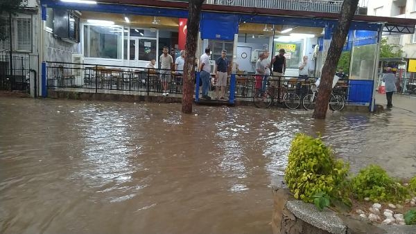 Nazilli'de sağanak yolları göle çevirdi