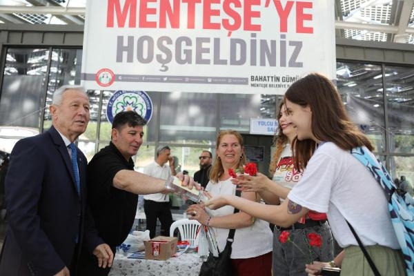 Öğrencilere, karanfilli karşılama