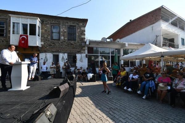 Öğrencilerin ulaşım sorunu için Seferihisar'a otobüs hibe edildi