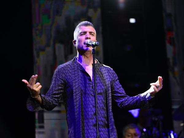 Orhan Gencebay'a sahnede doğum günü sürprizi