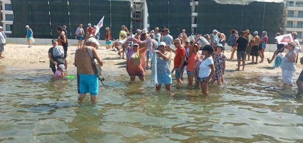 Plajda havlu eylemi Ayvalık'a da sıçradı